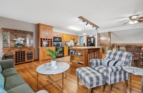 Lake Elmo House | A charming 3-bedroom home, in a peaceful rural location setting