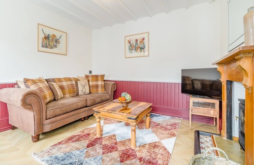 Barrow upon Humber Cottage | A charming, thoughtfully renovated cottage within the 17th century Papist Hall.