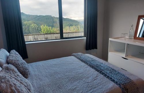 Upper Hutt House | A comfortable room in Upper Hutt with views - Homestay
