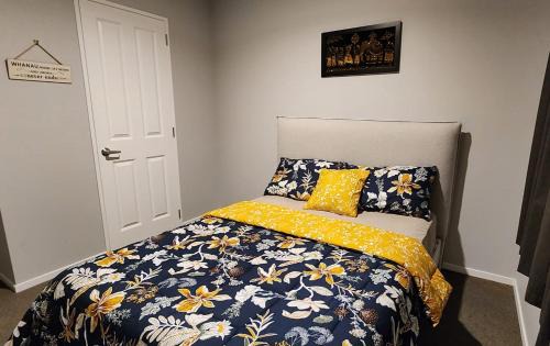 Upper Hutt House | A comfortable room in Upper Hutt with views - Homestay