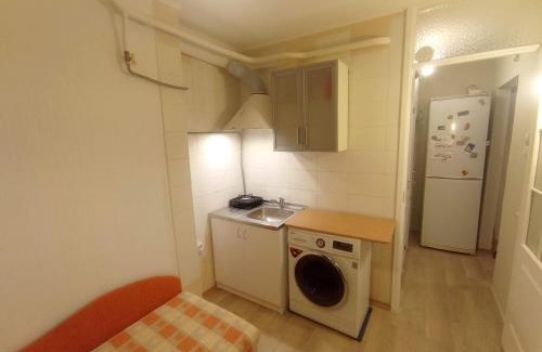 Lasnamae Apartment | A comfortable room with balcony