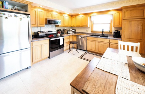 Sheridan Apartment | A comfortable two-bedroom, one-bathroom private apartment with two private entries on the UPPER LEVEL of a lovely ranch-style home on the banks of picturesque Little Goose Creek.
