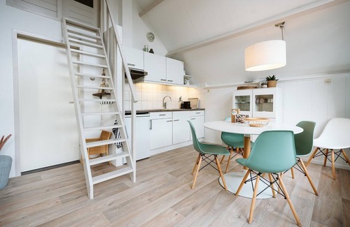 Ouddorp House | A comfortably furnished holiday home by the sea with a fenced garden that is safe for children and pets.