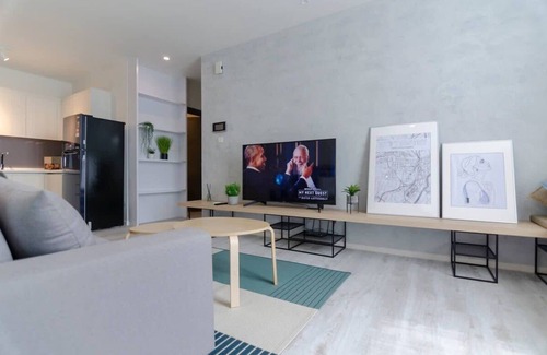 Central District Apartment | A Comfy & Bright 2BR Suasana Suite 6, FREE Parking