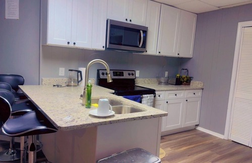 Norcross House | A comfy Unique 1-bedroom with WiFi, T.V and jack & jill bathroom