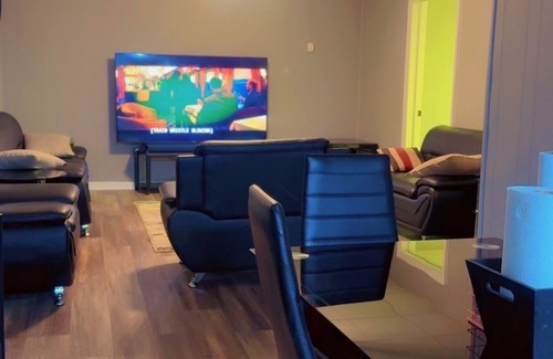 Norcross House | A comfy Unique 1-bedroom with WiFi, T.V and jack & jill bathroom