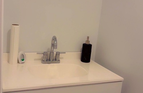 Norcross House | A comfy Unique 1-bedroom with WiFi, T.V and jack & jill bathroom
