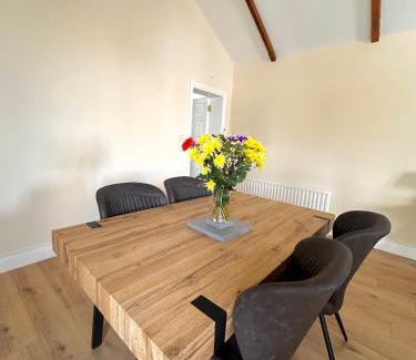 Malin Apartment | A Cosy & Spacious Retreat with High Ceilings- Glen Cottage