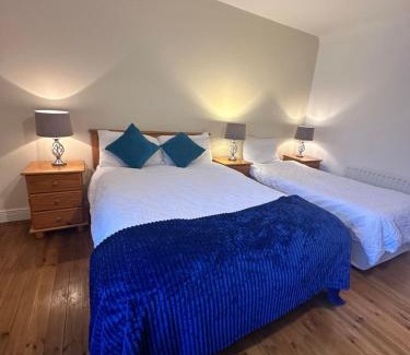 Malin Apartment | A Cosy & Spacious Retreat with High Ceilings- Glen Cottage