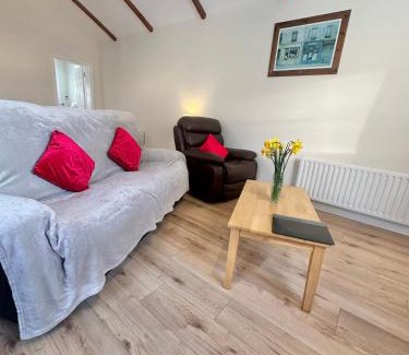 Malin Apartment | A Cosy & Spacious Retreat with High Ceilings- Glen Cottage