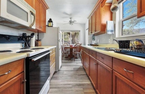 Three Rivers House | A cozy cottage in Sequoia area!