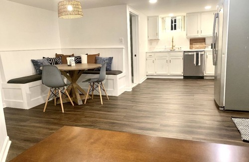 Lancaster Cottage | A Cozy Getaway 5 min from the heart of Lancaster!