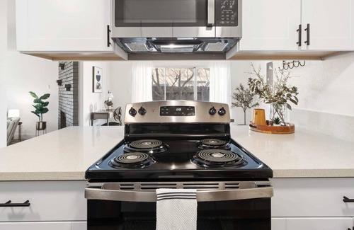 Citrus Heights House | A Cozy Haven in the Heart of Sacramento, King Bed