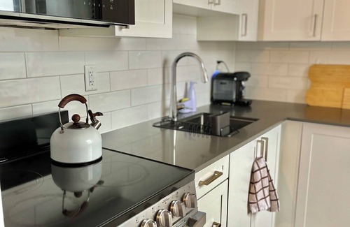 Midtown Toronto Apartment | A Cozy Home Away From Home in Downtown Toronto!