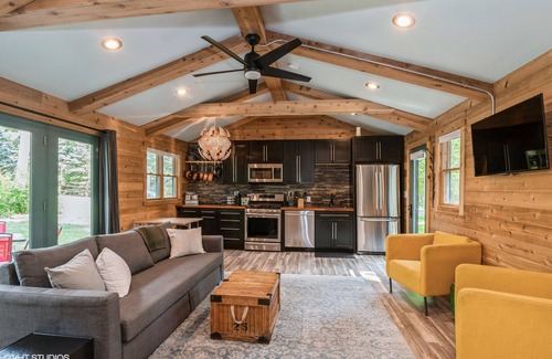 Zenda Cabin | A cozy, modern cottage has all the amenities and privacy a hotel cannot offer.