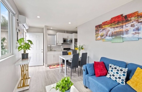 Park Mesa Heights House | A cozy, newly built, urban retreat in the heart of Los Angeles!