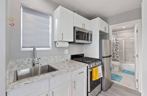 Park Mesa Heights House | A cozy, newly built, urban retreat in the heart of Los Angeles!