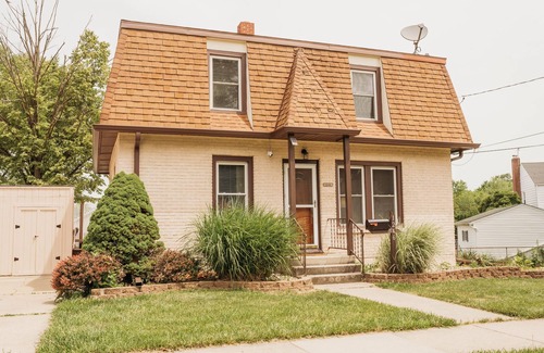 Adrian House | A cozy, quiet house minutes from Adrian College and Downtown