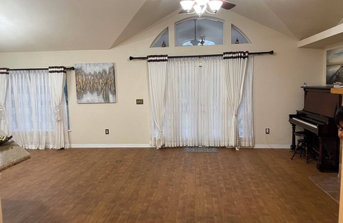 Gainesville House | A cozy, spacious environment to bring out your peace, and lay off your worries.