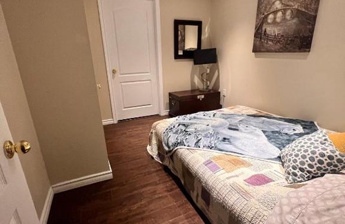 Richmond Hill House | A Cozy unit, One bedroom, separate Entrance, Full kitchen