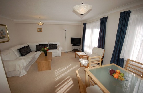 West End Apartment | A Delightful 2 Bedroom 2 Bathroom City Apartment in Picturesque Location