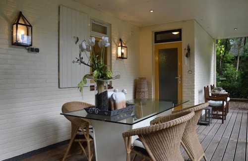 Wateren House | A detached bungalow with outdoor fireplace, covered terrace and pond in a forest plot