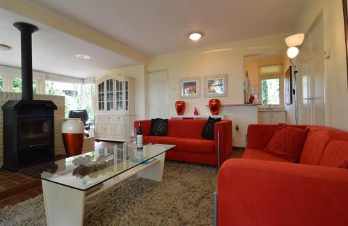 Wateren House | A detached bungalow with outdoor fireplace, covered terrace and pond in a forest plot