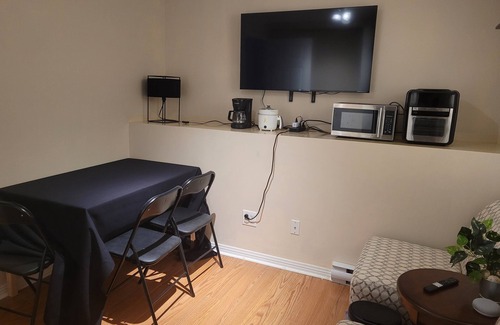 Longueuil House | A double-bed bedroom for rent