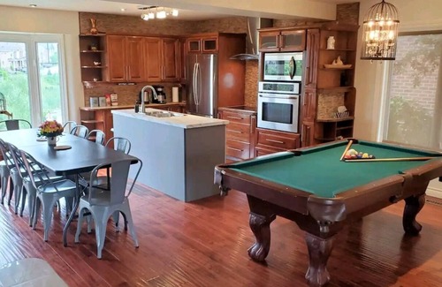 Newmarket House | A family-friendly getaway, with outdoor pool and beautiful view! nn