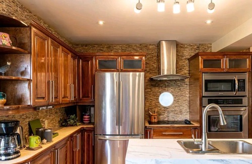 Newmarket House | A family-friendly getaway, with outdoor pool and beautiful view! nn