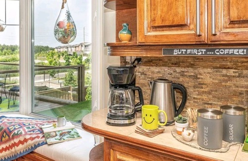 Newmarket House | A family-friendly getaway, with outdoor pool and beautiful view! nn