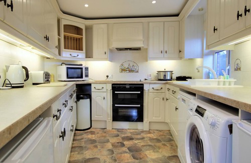 Netley Cottage | A family friendly or couples base to explore the local sights and attractions.