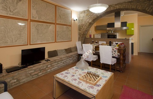 Citta della Pieve House | A farmhouse in a large forest on a mountain with an immense view around it.