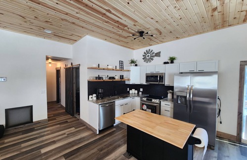 Gillette House | A Farmhouse style lodge, Centrally Located & Family Friendly Unit!
