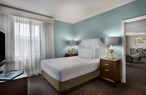 Central West End Hotel | A Few Minutes Walk From World Chess Hall of Fame! W/Pool, Parking & Cinema!