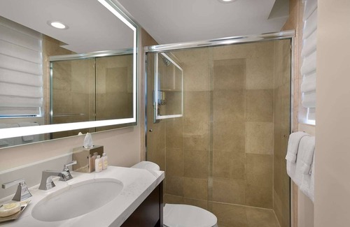 Central West End Hotel | A Few Minutes Walk From World Chess Hall of Fame! W/Pool, Parking & Cinema!