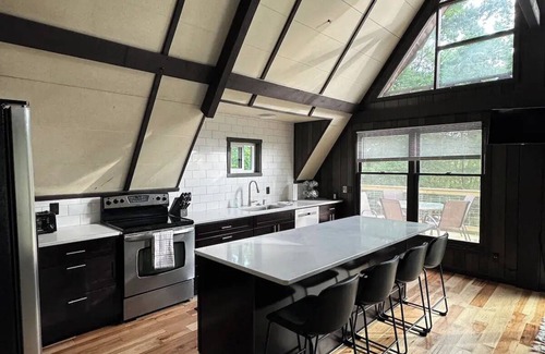 West Salem House | A-Frame Cozy Cabin/HOT TUB/Sleeps 6