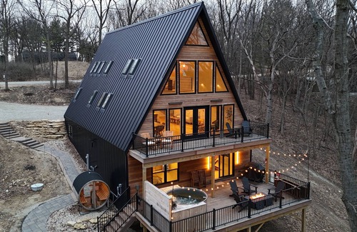 Beloit Cabin | A-Frame Riverside Luxury: Hot Tub, Sauna, Arcade & Views!