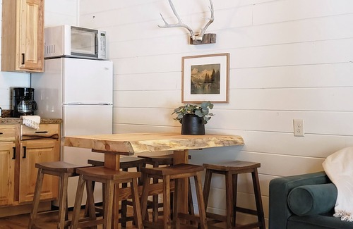 Keystone Cabin | A fully-stocked, 2 bedroom cabin minutes from Rushmore - no cleaning fees