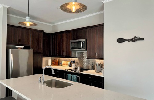 Galveston Condo | A Gem on the Strand! Steps from Galveston's fine dining and entertainment