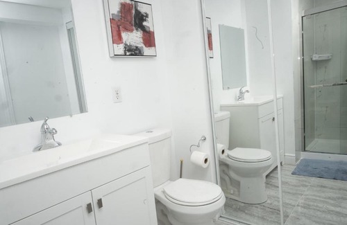 Brampton West House | A gorgeous room with Kitchen and private washroom, close to YYZ Airport