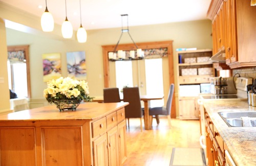 York Regional Municipality House | A Gorgeous Victorian Country Style Farm Stay!