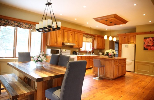 York Regional Municipality House | A Gorgeous Victorian Country Style Farm Stay!