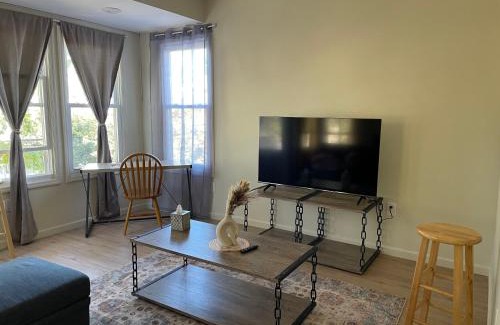 Newark Apartment | A Great Day in Newark - Elite 3 BR Sunny Retreat