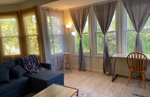 Newark Apartment | A Great Day in Newark - Elite 3 BR Sunny Retreat