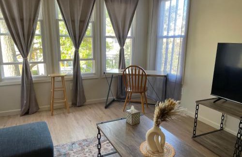 Newark Apartment | A Great Day in Newark - Elite 3 BR Sunny Retreat