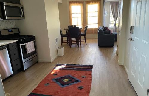 Newark Apartment | A Great Day in Newark - Elite 3 BR Sunny Retreat