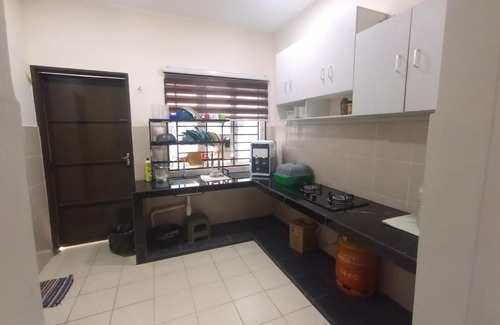 Lumut House | A&H Homestay Teluk Senangin
