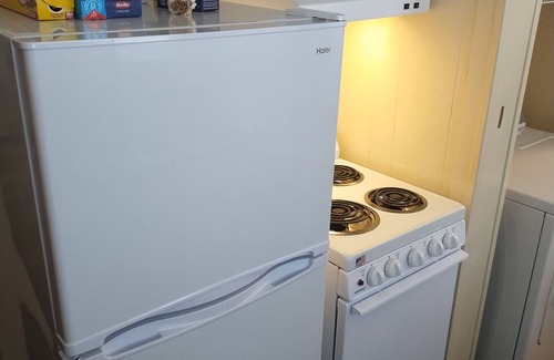 Alexandria Apartment | A Happy Place! 1-bedroom apartment in lovely Alexandria with private parking