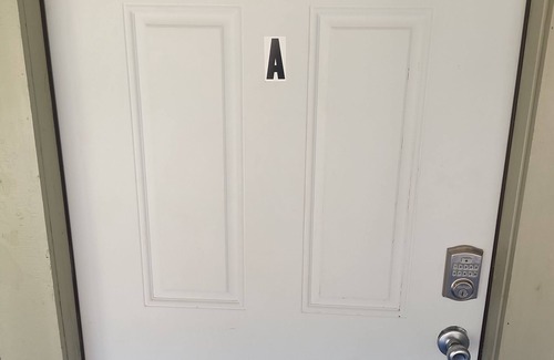 Alexandria Apartment | A Happy Place! 1-bedroom apartment in lovely Alexandria with private parking